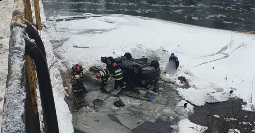 O mașină în care se aflau șase persoane, inclusiv patru copii, a căzut în albia râului Bistrița