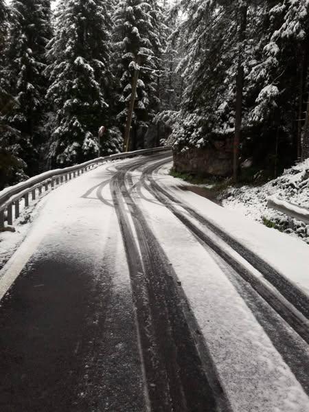 Fără mașini 4x4 sau echipate cu lanțuri nu se mai poate ajunge la Rânca