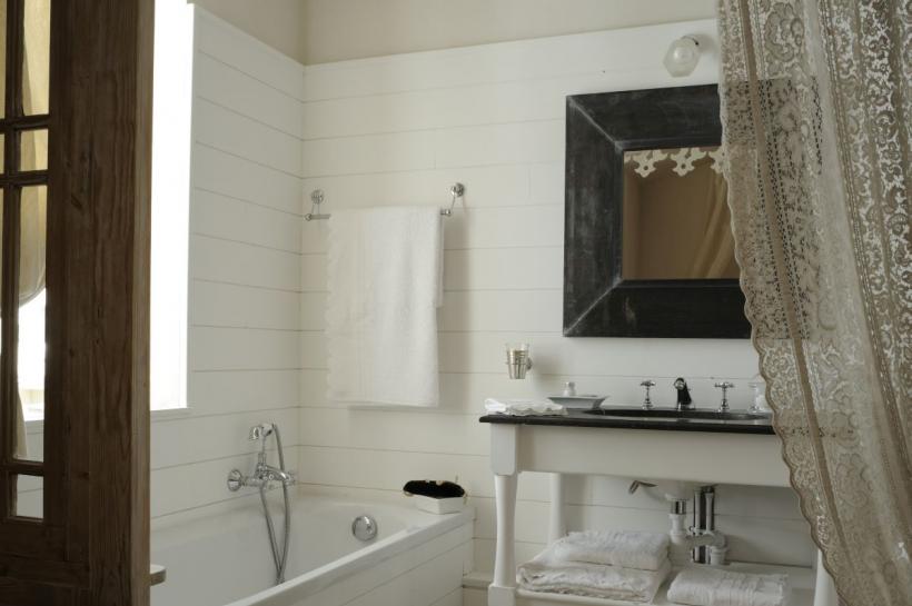 Atenție la covorașul din baie! Când trebuie să îl înlocuiești