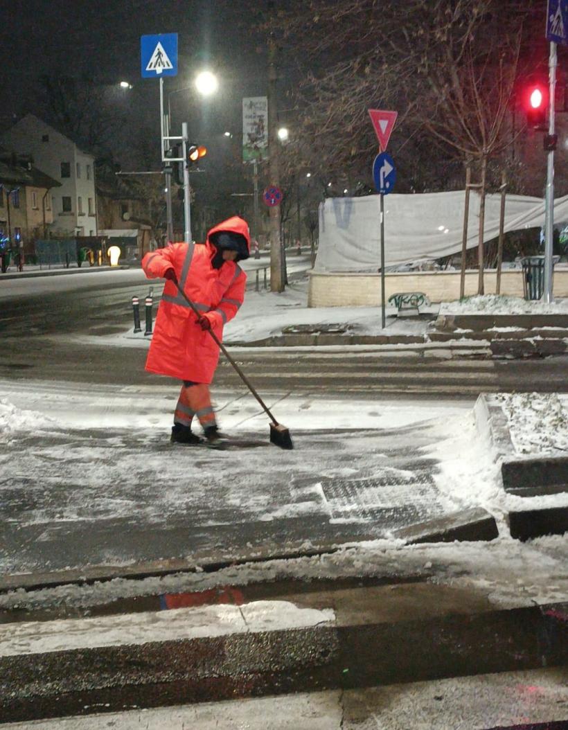 Autorităţile locale din Capitală intervin pentru deszăpezire 18988972
