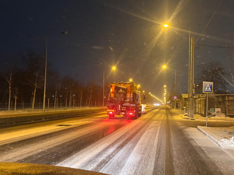 Autorităţile locale din Capitală intervin pentru deszăpezire 18988973