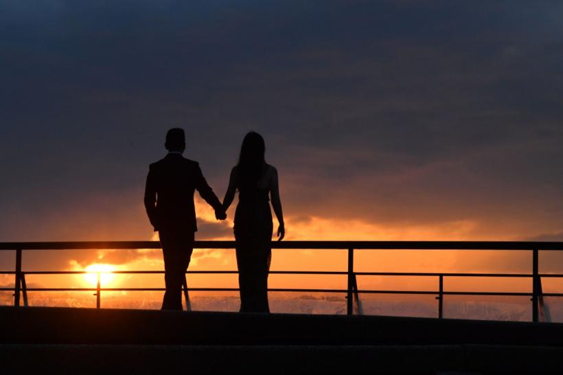 Cum îți influențează stilul de atașament relațiile romantice: Explicația conflictelor, despărțirilor și reconectării