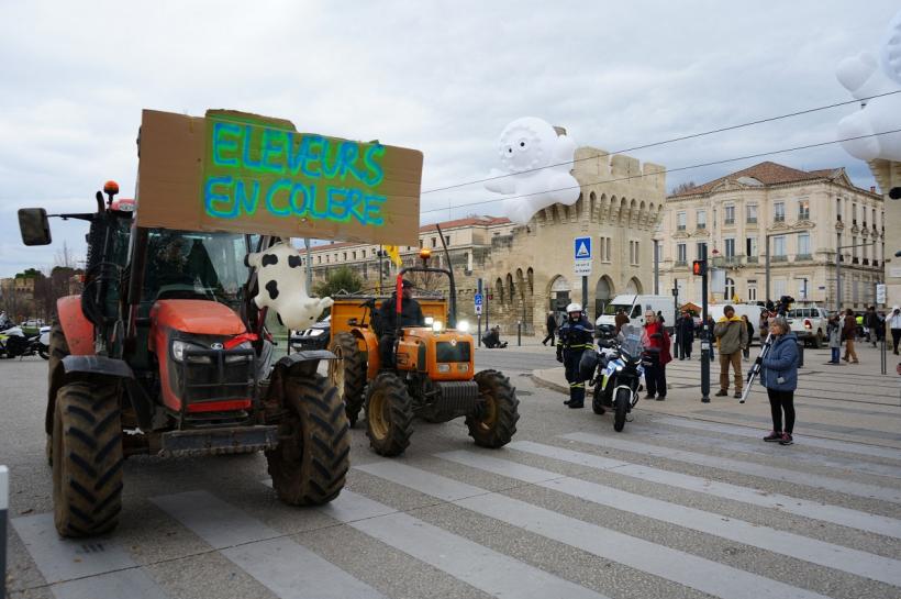 Fermierii francezi blochează obiective din Paris cu tractoare în semn de protest