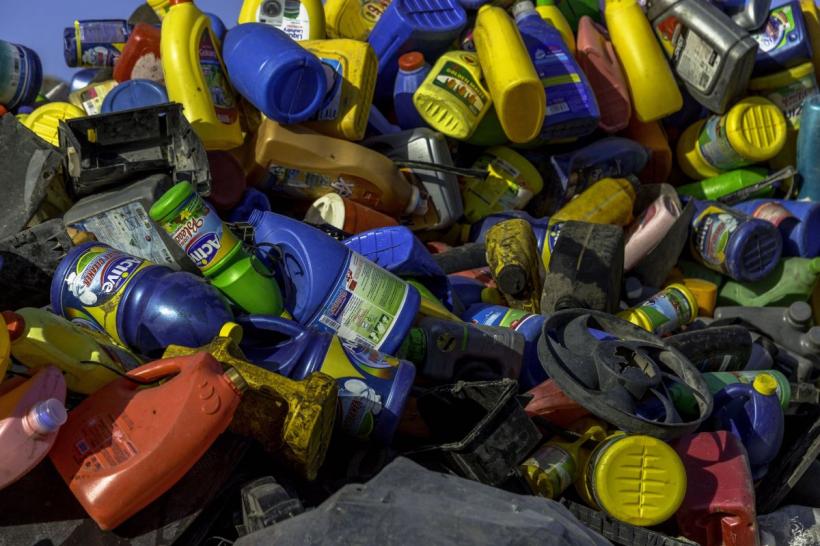 Plasticul sufocă Europa: UE produce 58 de milioane de tone anual și schimbă regulile jocului