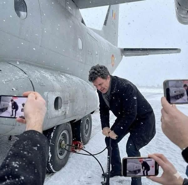 Val de ironii online, după ce președintele Nicușor Dan a rămas înzăpezit în Franța