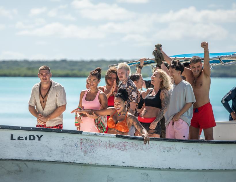 Astăzi, de la 20:30, la Antena 1, Adi Vasile dă fluierul de start în cel mai așteptat reality show al momentului: SURVIVOR – FAIMOȘI vs RĂZBOINICI!