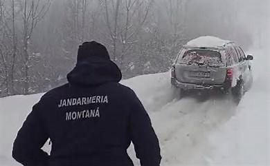 „Misiune specială” prin nămeți de peste un metru pentru a ajunge la măicuțele izolate în Hunedoara 18989149