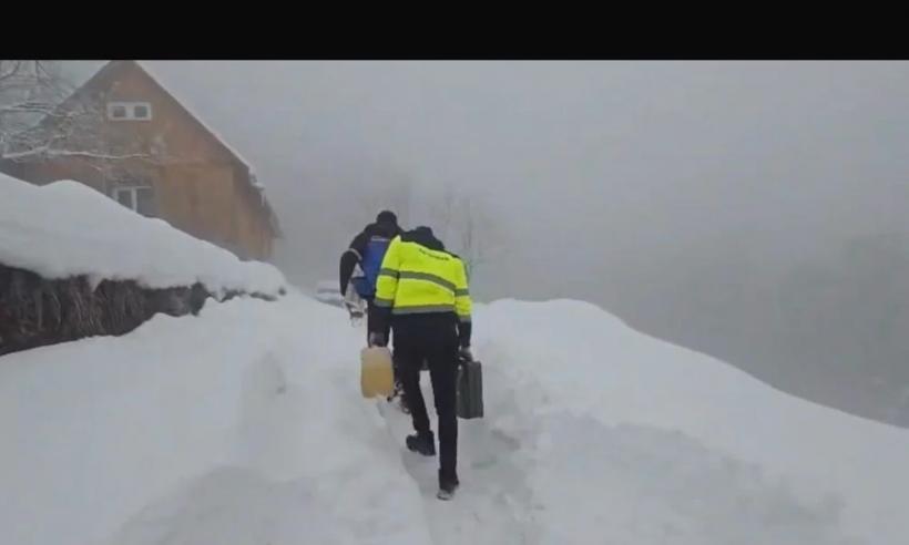 „Misiune specială” prin nămeți de peste un metru pentru a ajunge la măicuțele izolate în Hunedoara