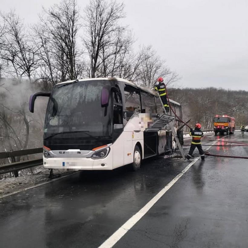 Un autocar a luat foc în județul Mureș. Cei 47 de pasageri, adăpostiți la o școală