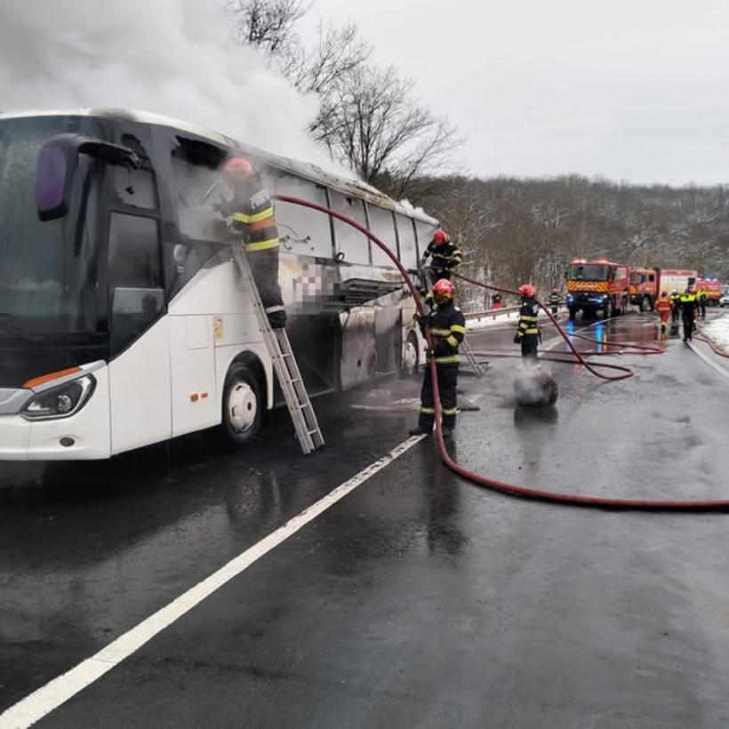 Un autocar a luat foc în județul Mureș. Cei 47 de pasageri, adăpostiți la o școală 18989226