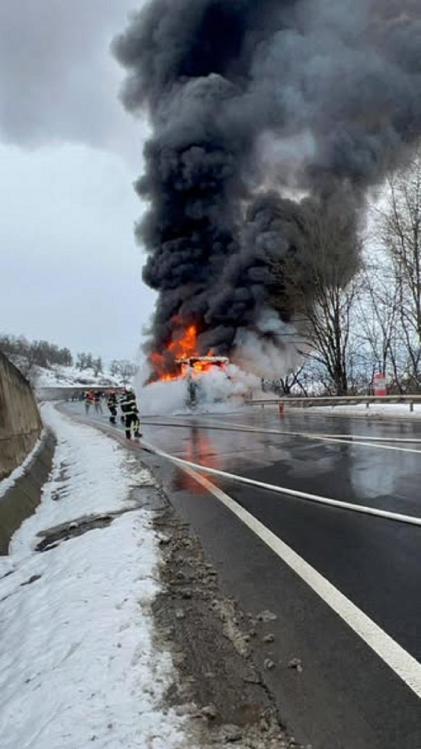 Un autocar a luat foc în județul Mureș. Cei 47 de pasageri, adăpostiți la o școală 18989227