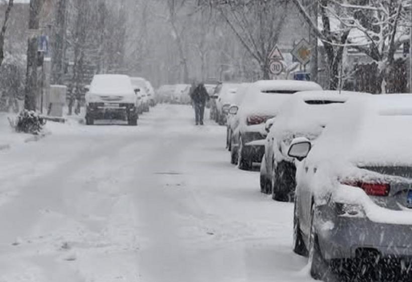 Strat de zăpadă de până la 15 cm și temperaturi minime de până la -10 grade în București