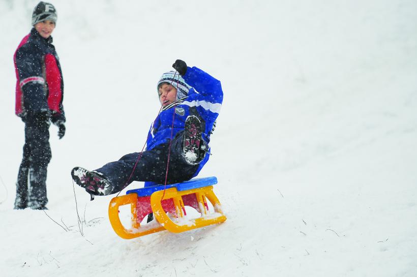 Doi copii loviți de mașină în timp ce se dădeau cu sania la Oltina, Constanța