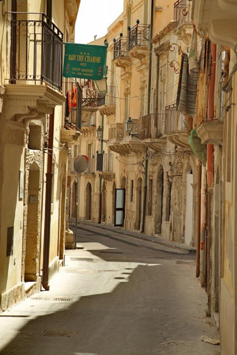 Șuetă cu scriitorul irlandez Ferdia Lennon: „România îmi pare o țară la răscruce de culturi și istorii care cultivă o formă atrăgătoare de fatalism” 18989305