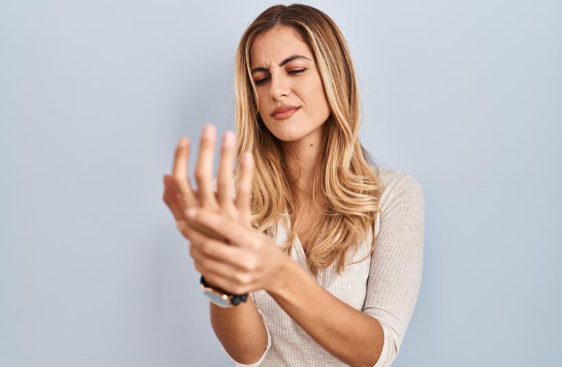 Mâinile și încheieturile tale suferă? Soluții practice ca să le protejezi