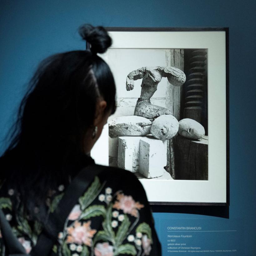 Publicul polonez, fascinat de fotografiile realizate de Brâncuși. Secvențe filmate de Brâncuși și muzică live de Wojtek Kiwer, la finisajul expoziției „Brâncuși. Sculptând cu lumina” 18989689