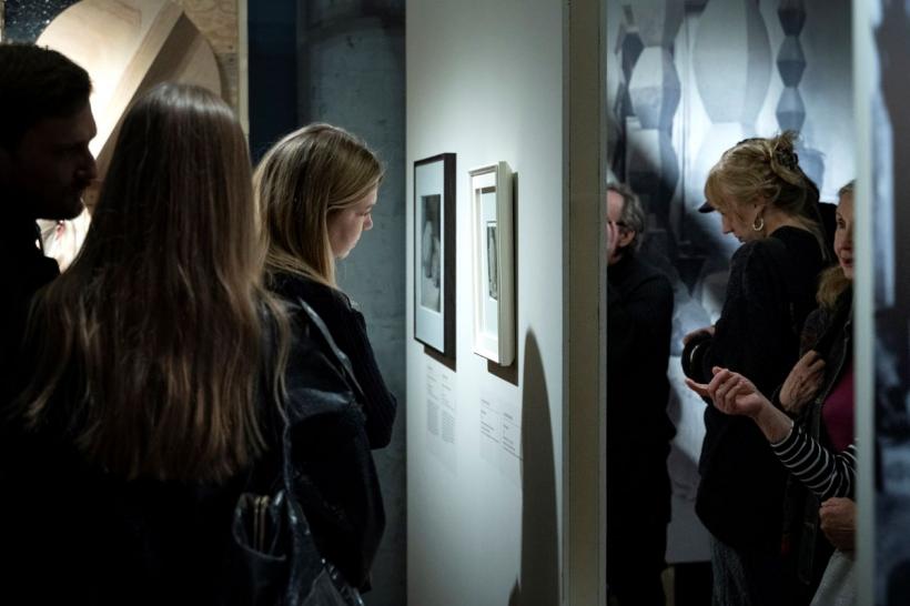 Publicul polonez, fascinat de fotografiile realizate de Brâncuși. Secvențe filmate de Brâncuși și muzică live de Wojtek Kiwer, la finisajul expoziției „Brâncuși. Sculptând cu lumina” 18989690