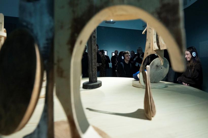 Publicul polonez, fascinat de fotografiile realizate de Brâncuși. Secvențe filmate de Brâncuși și muzică live de Wojtek Kiwer, la finisajul expoziției „Brâncuși. Sculptând cu lumina”