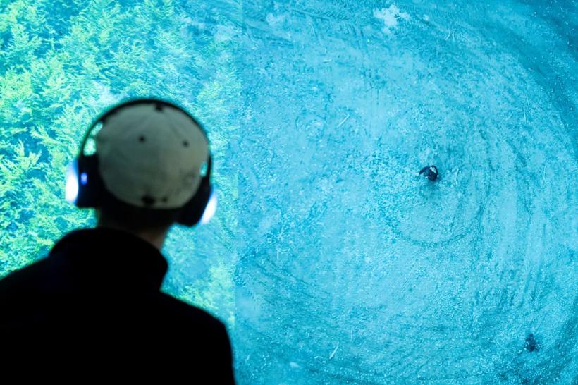 Publicul polonez, fascinat de fotografiile realizate de Brâncuși. Secvențe filmate de Brâncuși și muzică live de Wojtek Kiwer, la finisajul expoziției „Brâncuși. Sculptând cu lumina” 18989693