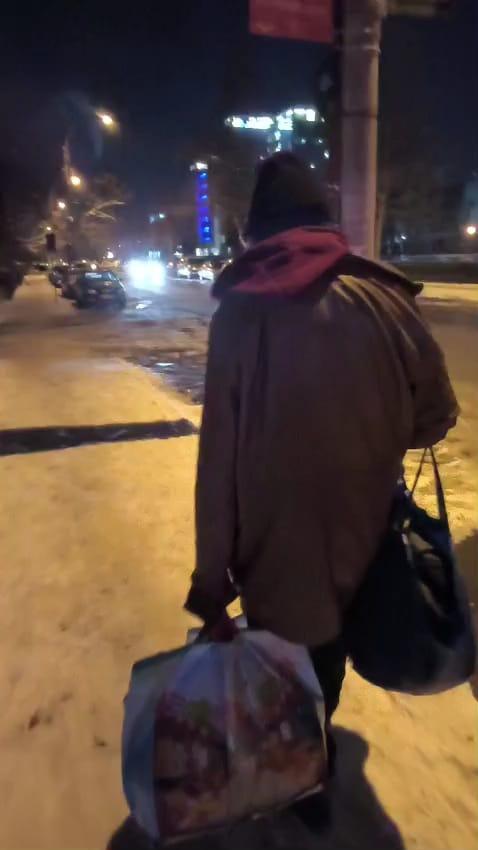 REPORTAJ. Poveste din lumea celor care îngheață: Gândul lui Fane Nebunu’, om al străzii, la minus 12 grade: bugetarii or să ajungă ca mine 18989658