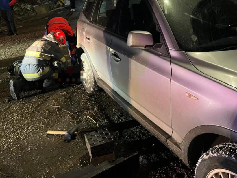 O femeie de 57 de ani a murit prinsă sub propria-i mașină