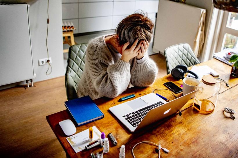 Cum îi distruge Guvernul Bolojan pe români: Munca până la epuizare pentru a supraviețui inflației și taxelor majorate îi îmbolnăvesc grav