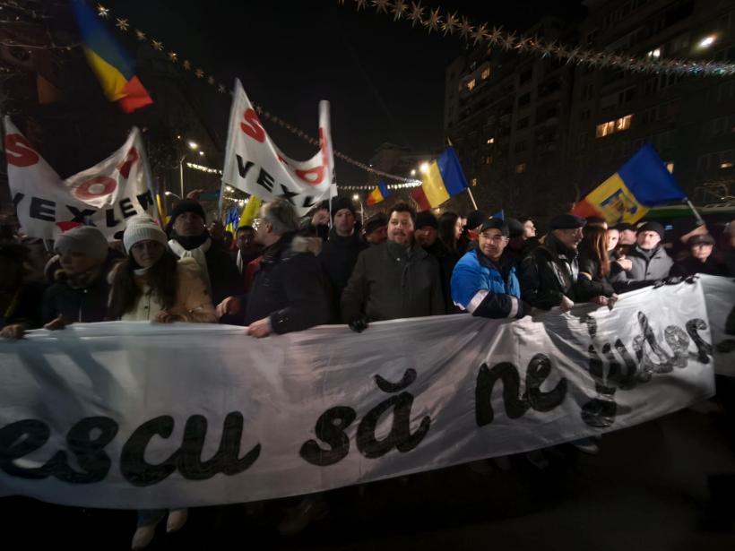 Strigăte, scandări și nervi în Piața Universității! Proteste împotriva Guvernului și a Legii Vexler