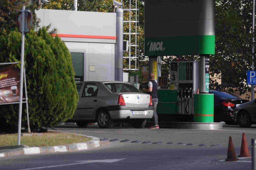 Românii, loviți de scumpiri din toate părțile: prețul carburanților ia foc la pompă. Benzina și motorina, scumpite de patru ori
