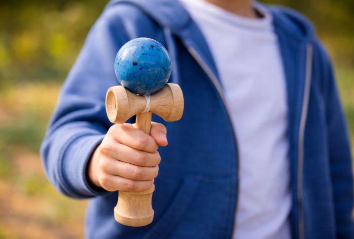 Un copil de 10 ani a fost înjunghiat de 24 de ori pentru o kendama, la Brăila