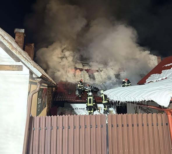 Incendiu violent la o pensiune din Caraș-Severin. Acoperișul și etajul, distruse complet