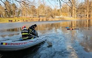 Misiune de salvare cu barca în parcul Nicolae Romanescu din Craiova. Un copil a căzut în apă