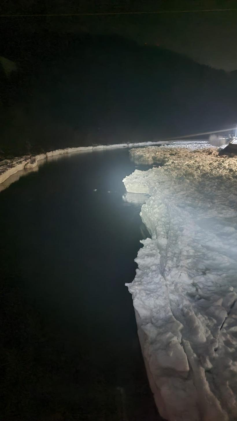 Aglomerări de ghețuri și zăpor pe râul Bistrița. Fenomenul se manifestă pe 8,9 kilometri 18990326