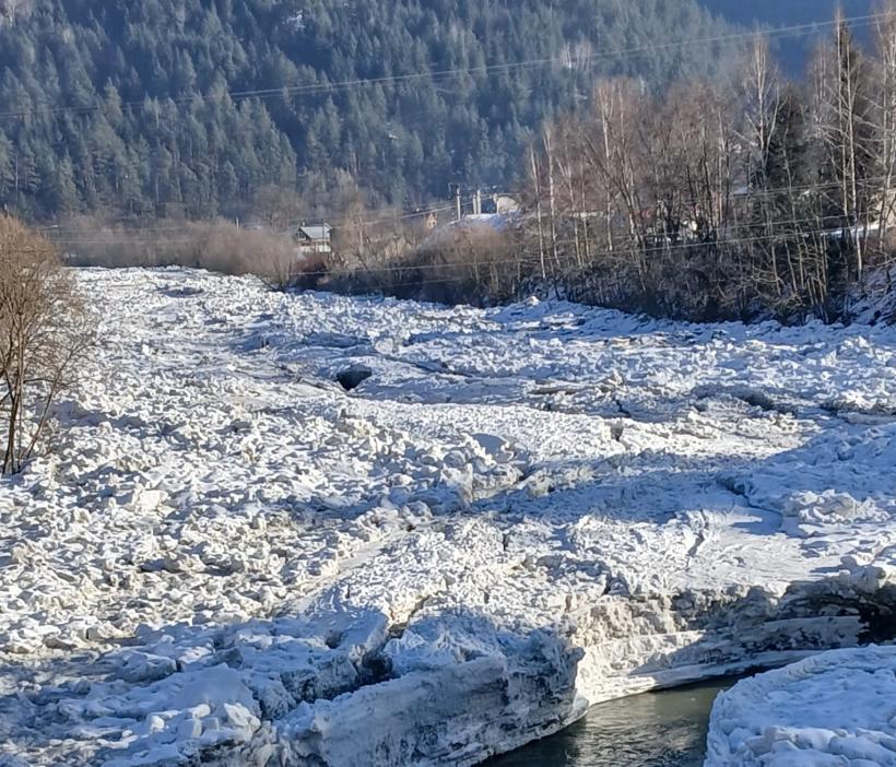 Aglomerări de ghețuri și zăpor pe râul Bistrița. Fenomenul se manifestă pe 8,9 kilometri 18990327