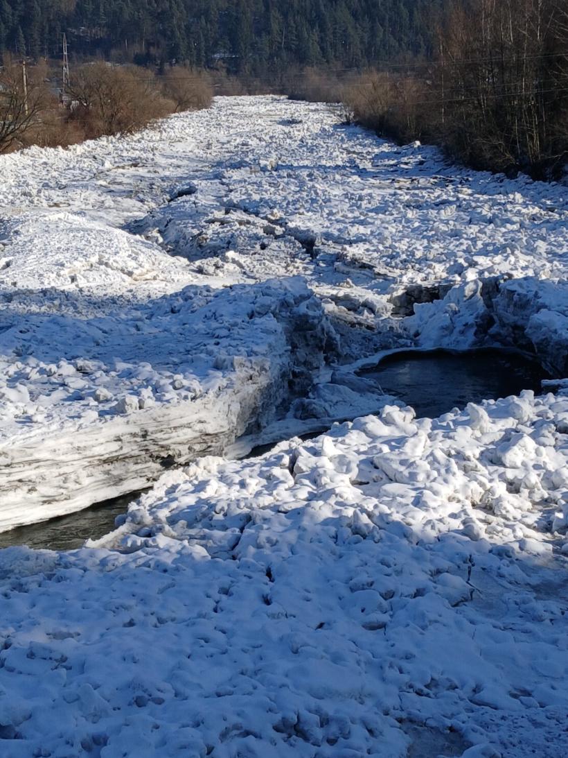 Aglomerări de ghețuri și zăpor pe râul Bistrița. Fenomenul se manifestă pe 8,9 kilometri 18990328