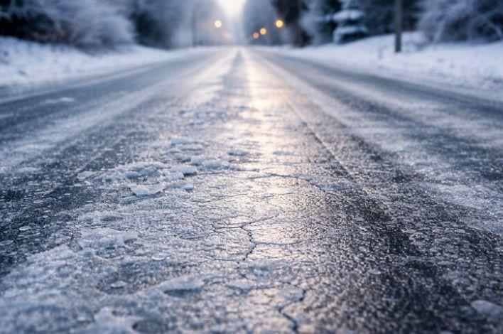 Șosea acoperită cu gheață în Vaslui, după o avarie la conducta de apă