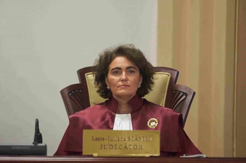 S-a vărsat „sacul” cu incompatibilități la Curtea Constituțională. Deși Legea fundamentală interzice, un judecător este și șef în Comisia de la Veneția 18990439