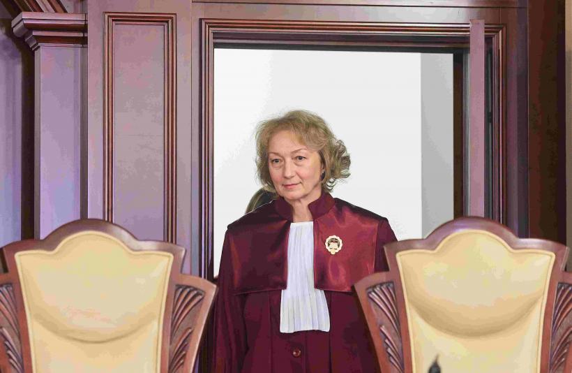 S-a vărsat „sacul” cu incompatibilități la Curtea Constituțională. Deși Legea fundamentală interzice, un judecător este și șef în Comisia de la Veneția 18990440