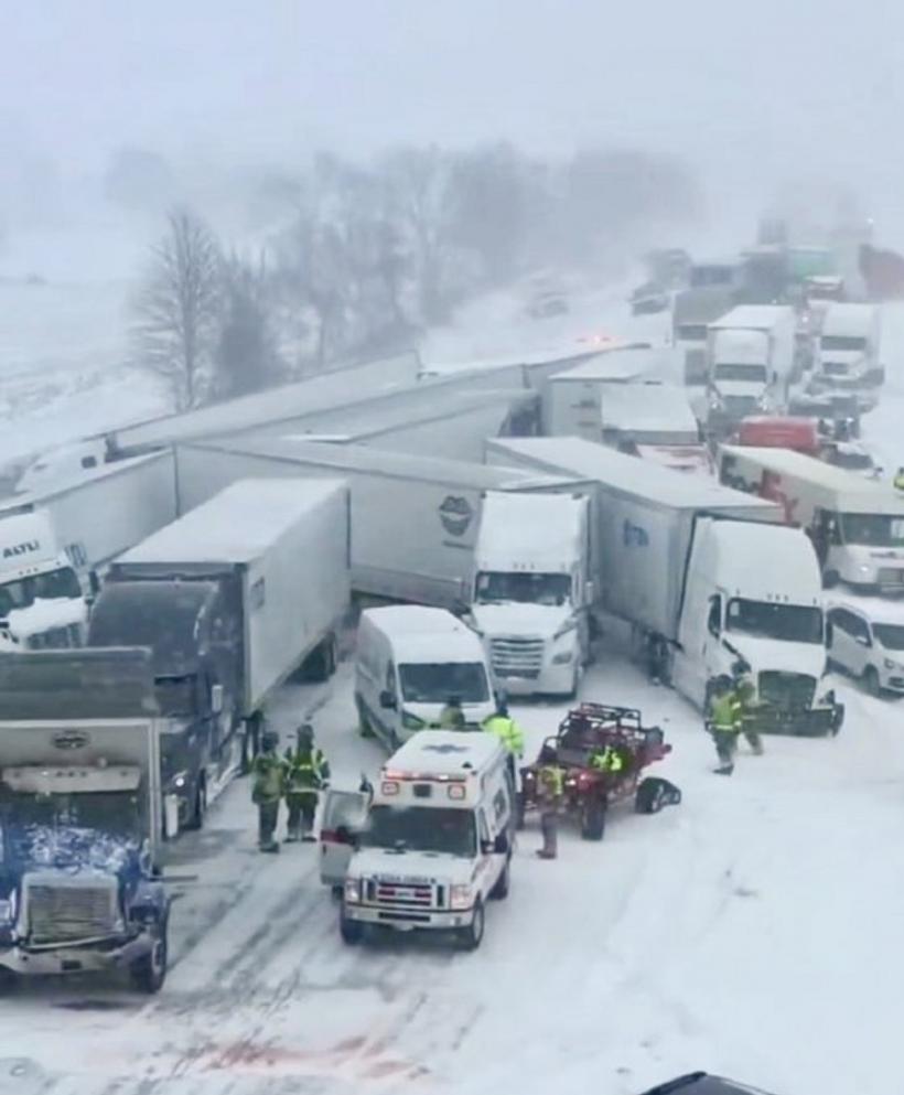 Carambol în Michigan: Peste 100 de mașini, implicate într-un un accident în lanț pe o autostradă 18990642