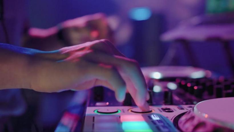 „Dă-mi durerea ta”. Noul hit dance românesc, ajuns în topurile mondiale. „Ne bucură când muzica noastră trece granițe fără explicații”