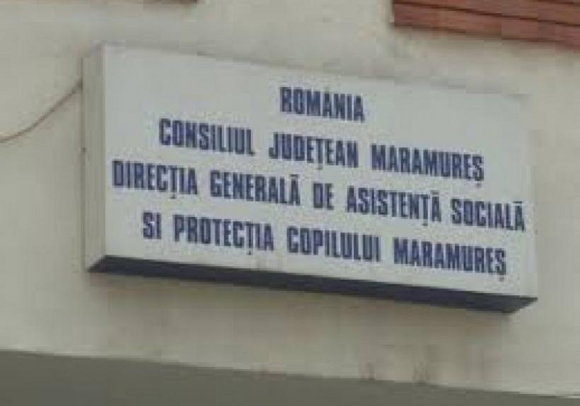 Protecția Copilului Maramureș, sesizată după ce o fată de 15 ani fuma cu sora mai mică în brațe