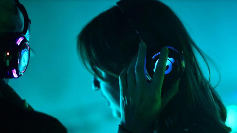 Doi români au dat lovitura: Cum sună muzica românească EDM cu „vibe de UK Garage”, apreciată în întreaga lume