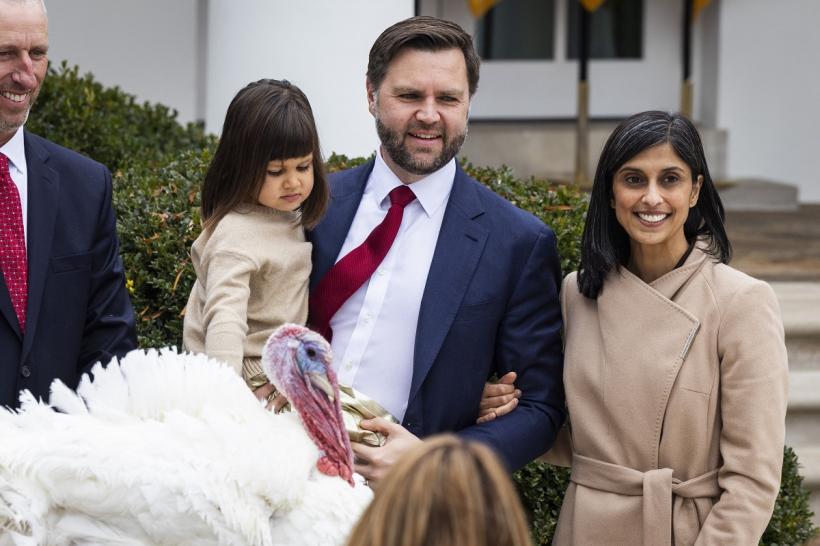 Usha Vance, soția vicepreședintelui JD Vance, anunță că este însărcinată cu al patrulea copil