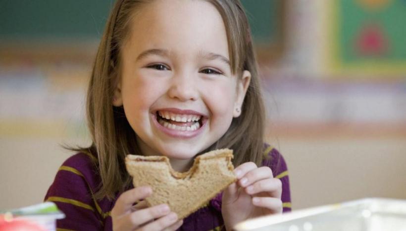 6 obiceiuri alimentare care îi ajută pe părinți să aibă copii sănătoși și fericiți