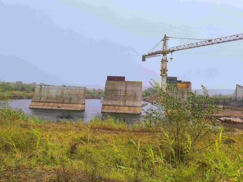 Un miliard de euro, rătăcit de România pe apa sâmbetei: Constructorii cer Guvernului deblocarea urgentă a 12 investiții hidroenergetice