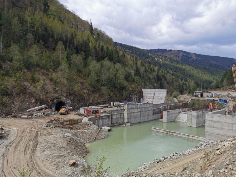 Un miliard de euro, rătăcit de România pe apa sâmbetei: Constructorii cer Guvernului deblocarea urgentă a 12 investiții hidroenergetice 18990940