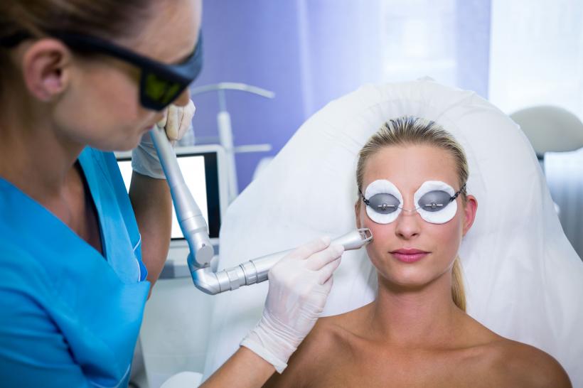 Rejuvenarea facială cu Laser CO₂ tratamentul tot mai căutat pentru un ten tânăr