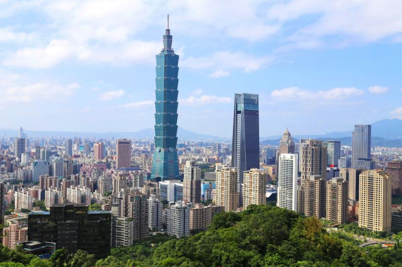 Record în alpinismul urban: Un american a urcat fără echipament de protecție pe cea mai înaltă clădire din Taipei