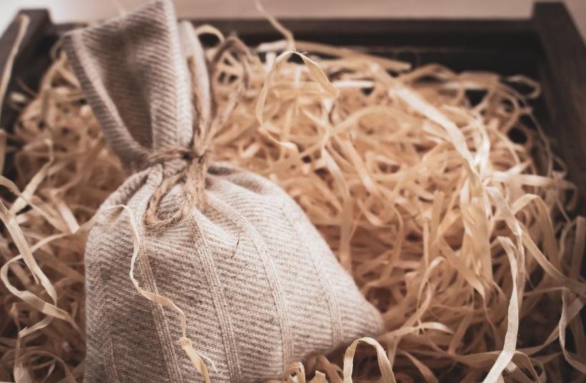 Lâna de lemn, un ambalaj ecologic tot mai des întâlnit în colete. Aplicații și utilizări