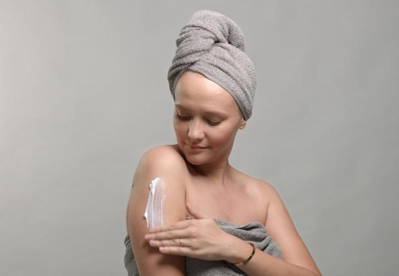 Lapte de corp sau ulei? Ce funcționează mai bine pe pielea deshidratată