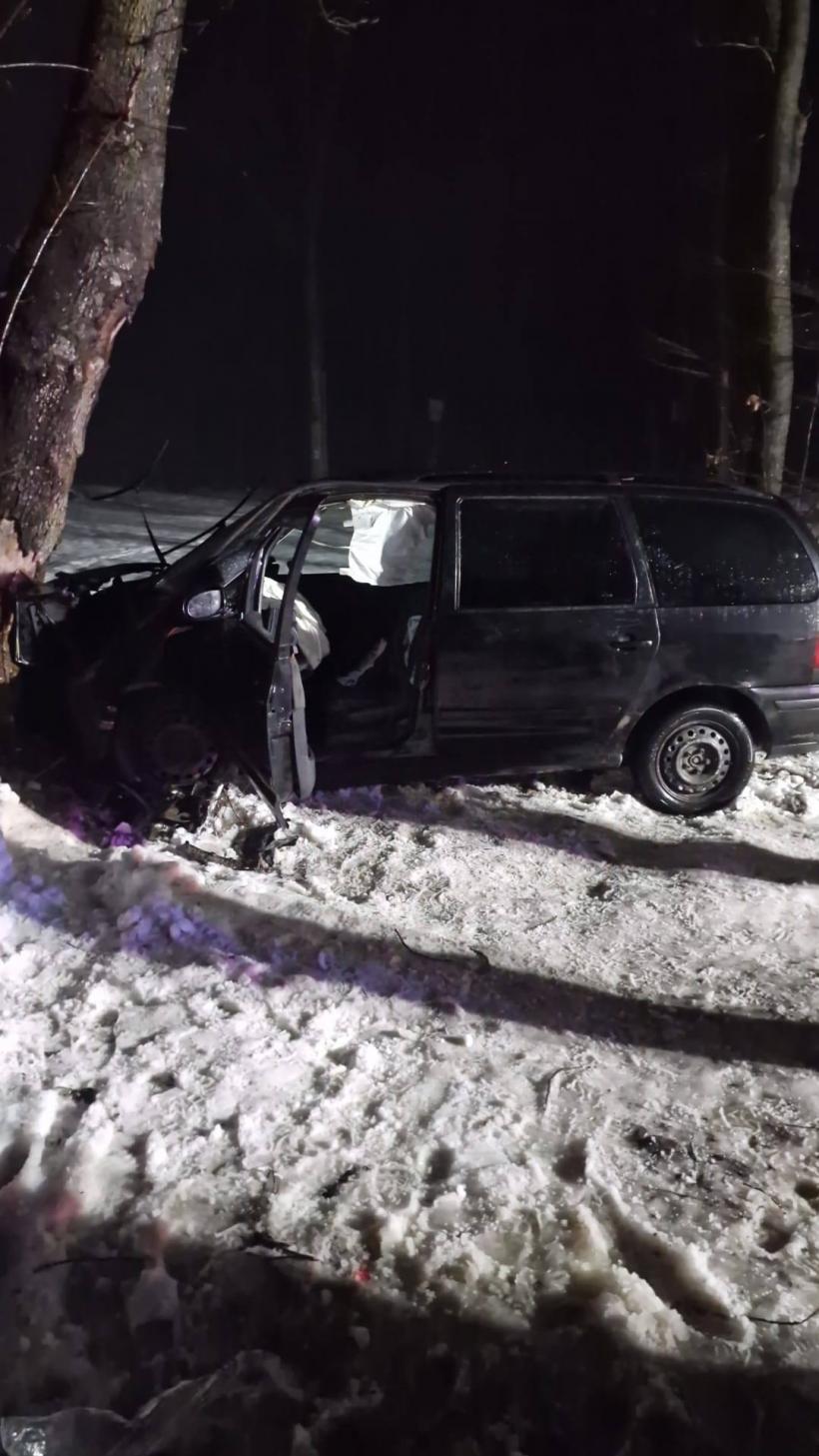Accident grav în Botoșani: șapte persoane rănite după ce o mașină a intrat într-un copac, la Pădureni 18991977